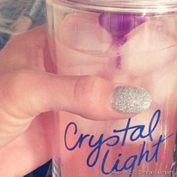 Miranda costuma exibir suas unhas no Instagram como fez com esse esmalte de glitter prateado
